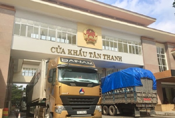 Cửa khẩu Tân Thanh xuất khẩu 59 xe dưa hấu, thanh long, chuối, xoài. Nhập 22 xe nông sản gồm lạc nhân, hành, quýt, đỗ tương, nấm tươi...; tồn 216 xe nông sản, chủ yếu là thanh long, dưa hấu đang chờ làm thủ tục xuất khẩu. 