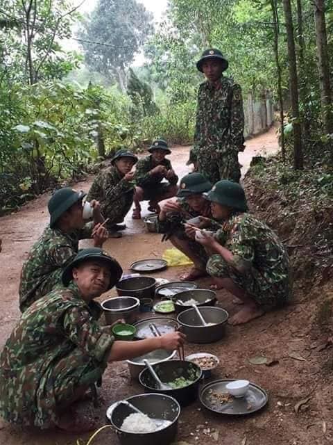 Hành quân dã ngoại lên rừng, nhường doanh trại cho nhân dân.