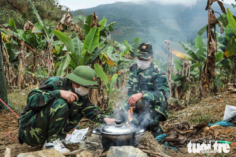 Các thành viên trong tổ công tác chuẩn bị cho bữa cơm tối giữa núi rừng đầy sương muối. Ảnh Tuổi trẻ