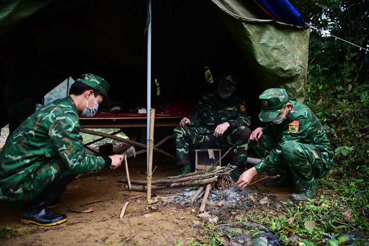 Bộ đội biên phòng đốt lửa cho đỡ lạnh khi nhiệt độ khu vực biên giới chỉ 8-12. ẢnhVNE