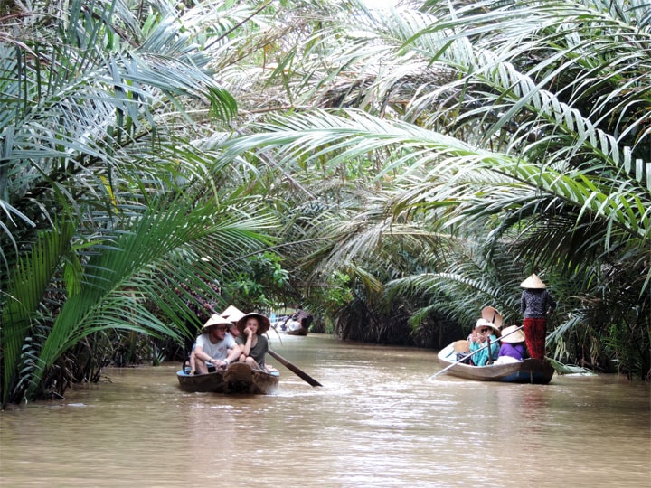 Du khách trải nghiệm sông nước xứ dừa