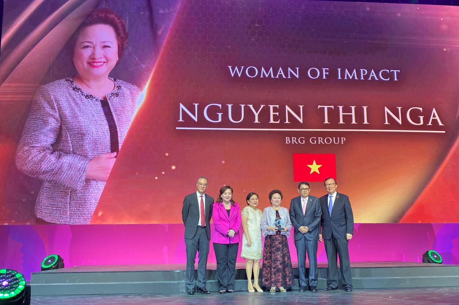 Madame Nguyễn Thị Nga, Chủ tịch Tập đoàn BRG, vừa nhận giải thưởng Nữ Doanh Nhân có tầm ảnh hưởng lớn khu vực ASEAN (Women of Impact Award).