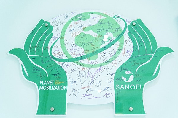 Toàn thể nhân viên Sanofi ký tên lên bảng cam kết chương trình “Planet Mobilization” nhằm đánh giá, hạn chế các tác động trực tiếp và gián tiếp đối với môi trường trong suốt vòng đời của các sản phẩm Sanofi trên toàn thế giới.