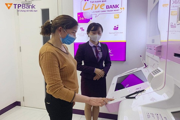 TPBank trang bị khẩu trang, nước rửa tại ở LiveBank