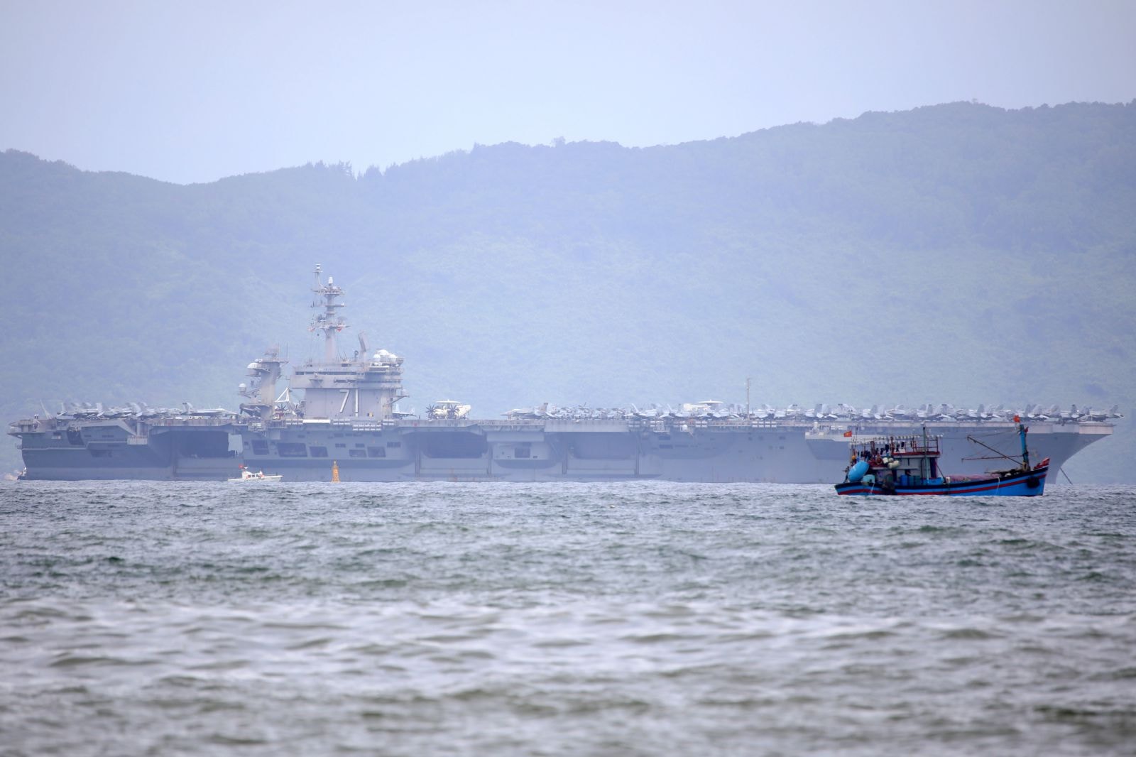 Tàu sân bay USS Theodore Roosevelt trên vịnh Đà Nẵng.