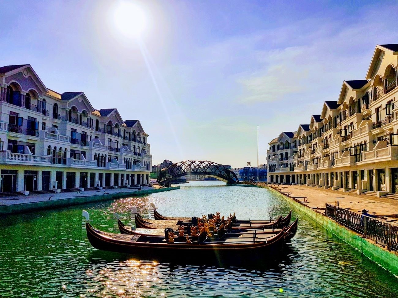 Hình ảnh thực tế cho thấy các chiếc thuyền Gondola đã chờ sẵn để phục vụ những du khách đầu tiên du ngoạn dòng kênh đào Venice tại Grand World