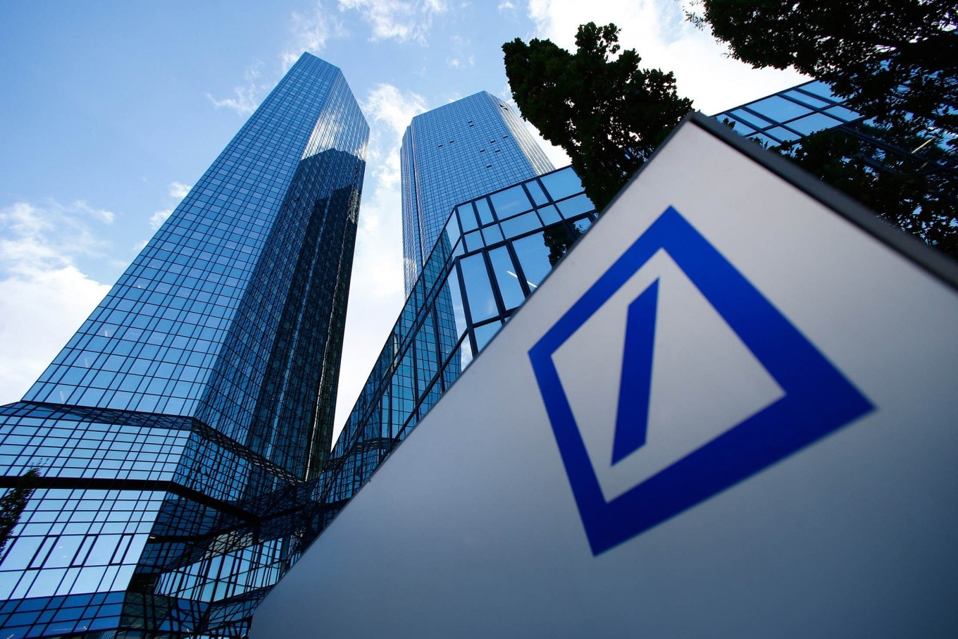 Deutsche Bank đã hoạt động tại Việt Nam từ năm 1992, cung cấp các giải pháp tài chính - ngân hàng cho các tập đoàn đa quốc gia, tập đoàn và tổ chức tài chính nội địa lo