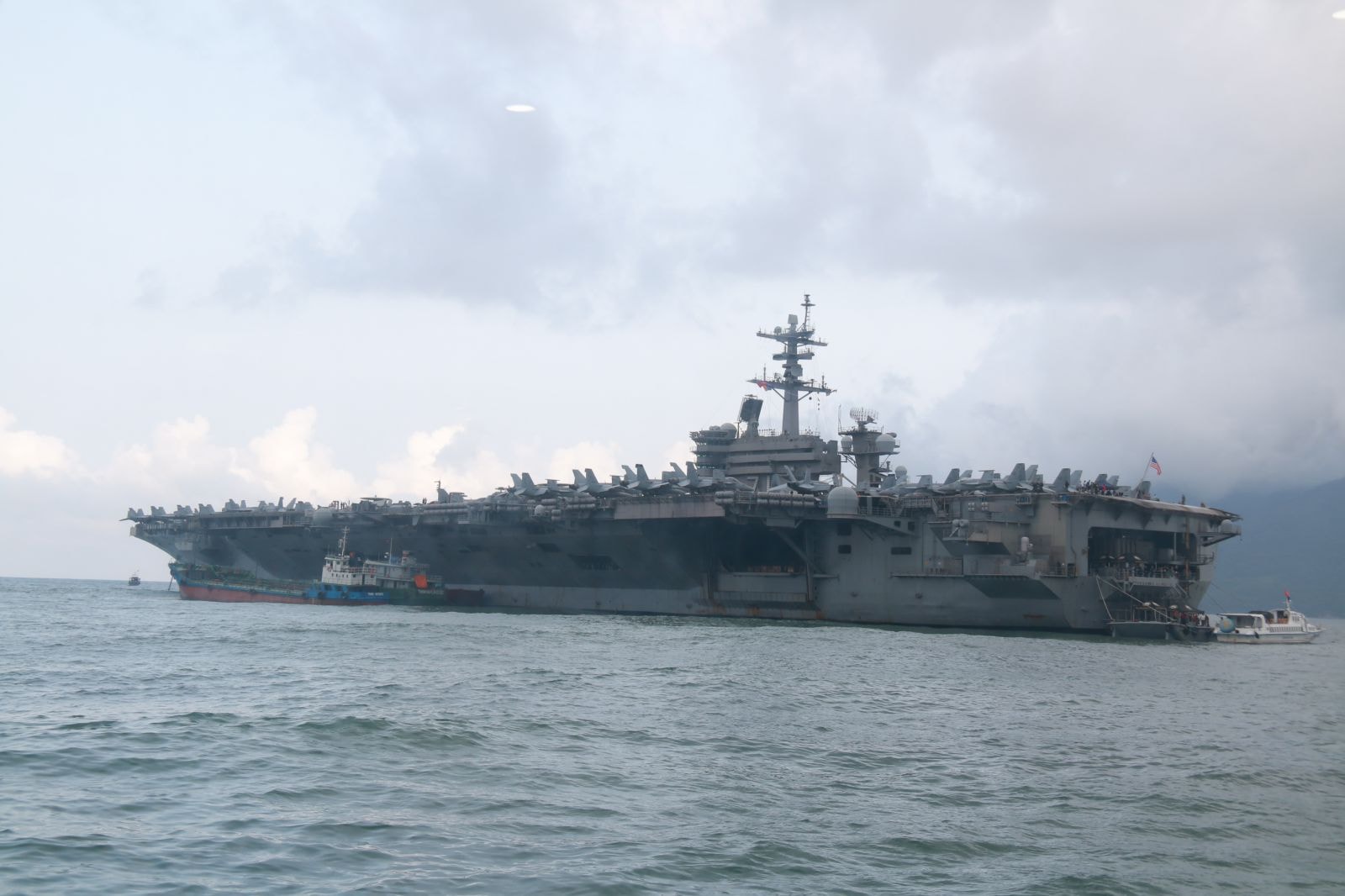 Tàu sân bay USS THEODORE ROOSEVELT neo tại vịnh Đà Nẵng.