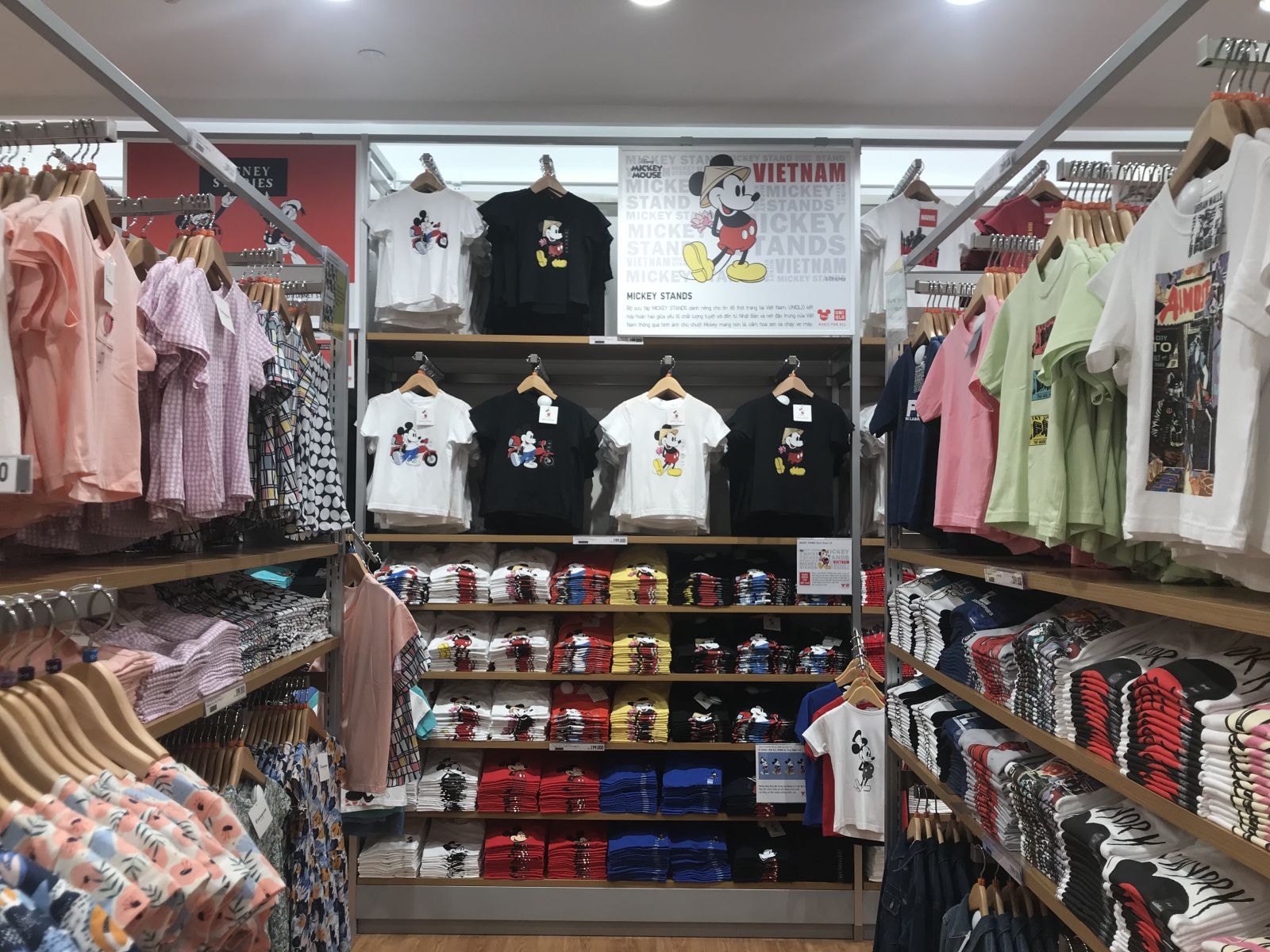 Bộ sưu tập UT Mickey Stands Việt Nam kết hợp các mẫu họa tiết độc quyền và dành riêng cho thị trường Việt Nam 