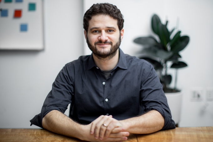 Dustin Moskovitz là bạn cùng phòng đại học của Mark Zuckerberg. Cả hai cùng nhau rời Đại học Harvard, chuyển đến California (Mỹ) để thành lập nên mạng xã hội vào tháng 2/2004.Moskovitz làm việc cho Facebook trong 5 năm, từ tháng 2/2004 đến tháng 11/2009 với vai trò là Giám đốc công nghệ (CTO). Hiện ông là đồng sáng lập kiêm CEO công ty phần mềm doanh nghiệp Asana và cũng đồng sáng lập Good Ventures - một quỹ từ thiện với sứ mệnh 