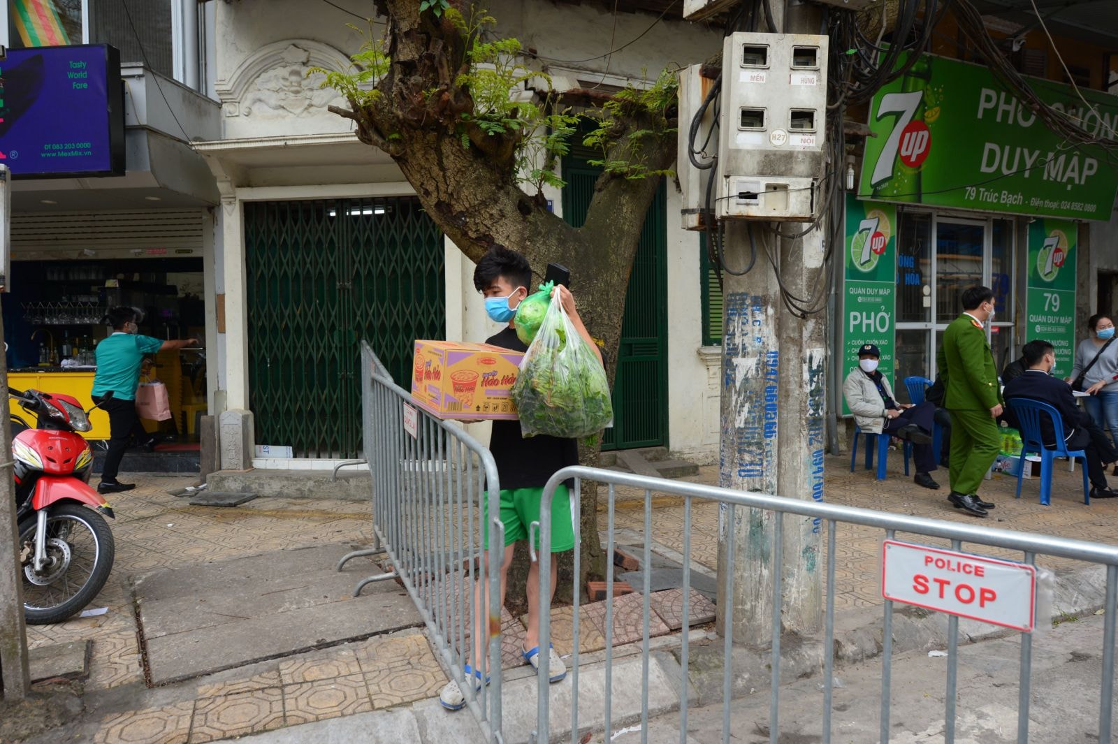 Người dân chuyển đồ ăn vào khu phong toả phố Trúc Bạch - Hà Nội (Ảnh: Quốc Tuấn) tại 