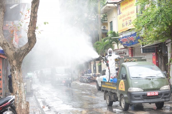 Hà Nội tiến hành khử trùng khu phố Trúc Bạch, Ba Đình.