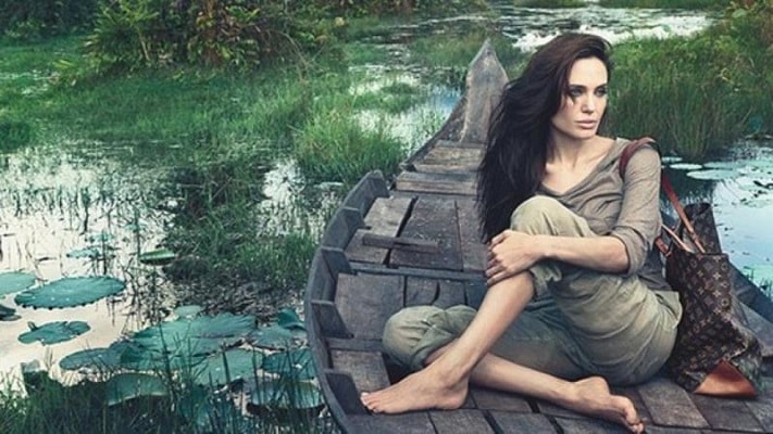 Diễn viên Hollywood Angelina Jolie được Louis Vuitton mời làm đại diện trong chiến dịch quảng cáo năm 2011, với số tiền 8,5 triệu USDp/.