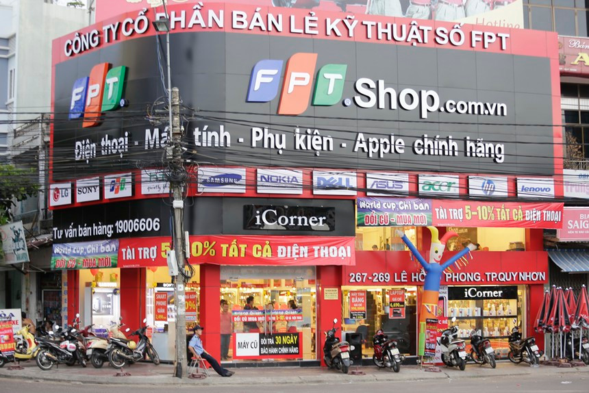 Năm 2019, lần đầu tiên FPT Retail ghi nhận lợi nhuận giảm, từ mức 347,7 tỷ đồng lợi nhuận sau thuế năm 2018 xuống còn 203,7 tỷ đồng (giảm 41%).