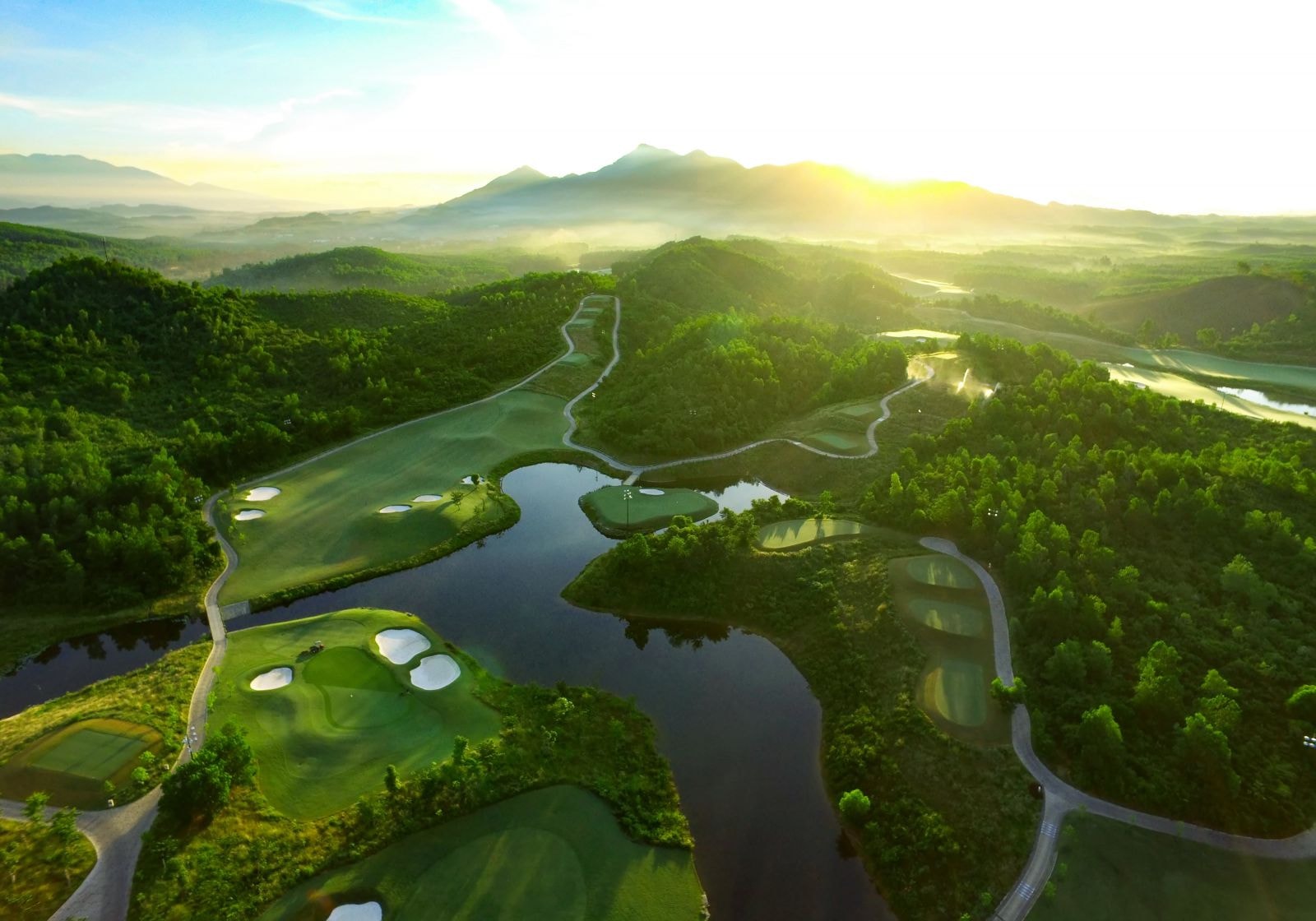 Ba Na Hills Golf Club là sân golf 18 hố tọa lạc dưới chân núi Bà Nà, cách Đà Nẵng chưa đầy 30 phút lái xe