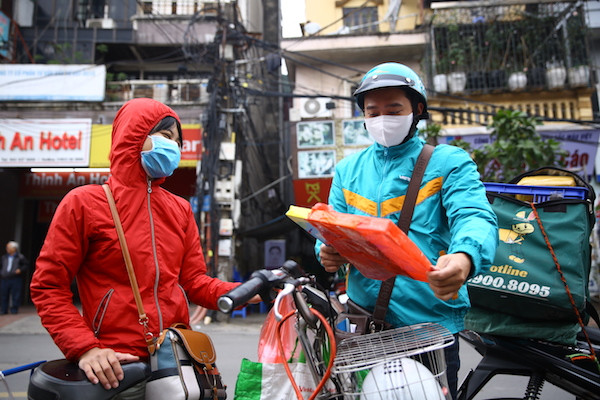 Viettel Post đã triển khai công tác giao hàng hạn chế tiếp xúc để đảm bảo an toàn tốt nhất cho các khách hàng của mình.