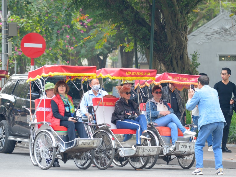 Xích lô cũng là phương tiện được du khách ưa thích. Trong khi các lái xe xích lô sử dụng khẩu trang chống dịch, thì các du khách lại không.