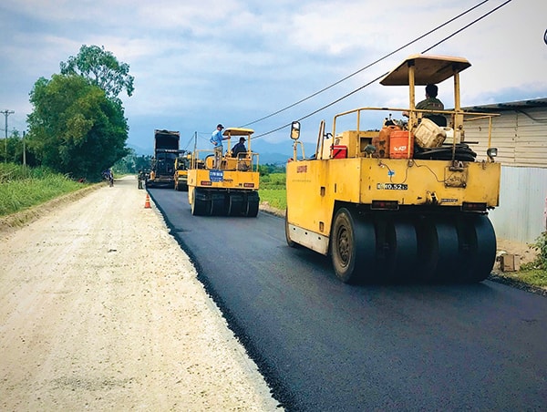 p/Thi công thảm bê tông nhựa dự án đường Quảng Ngãi-Thạch Nham giai đoạn 2.