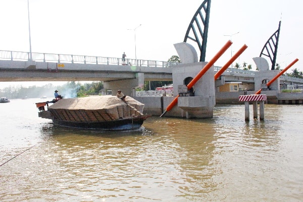 Cống Tân Dinh nhờ sử dụng hệ thống đóng mở thủy lực nên vận hành rất linh hoạt. (ảnh Phú Khởi).