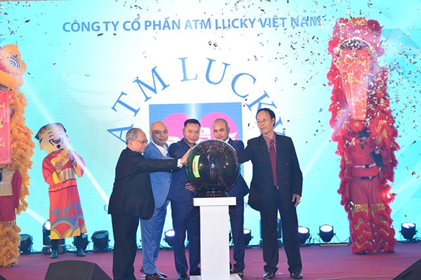 Ban lãn đạo Công ty cổ phần ATM Lucky Việt Nam khởi độngp/ra mắt ứng dụng.