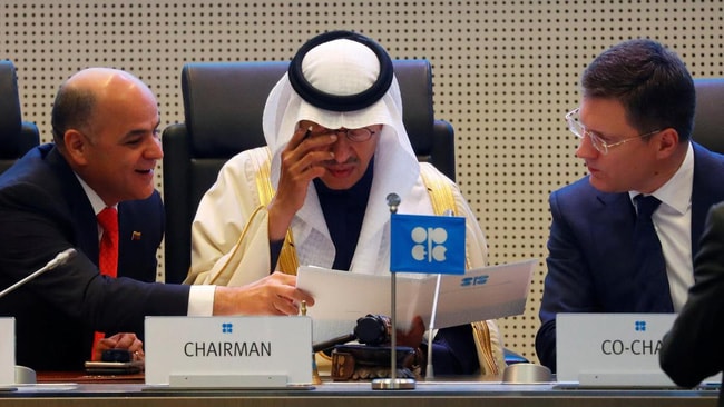 Nga và OPEC họp bàn một thỏa thuận về việc cắt giảm sản lượng dầu mỏ tại cuộc họp ở Vienna, Áo.