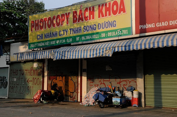 Do chưa thể đi học trở lại, hàng loạt cửa hàng, kiot xung quanh trường Đại học Bách Khoa, TP. HCM phải đóng cửa hoặc di dời về địa chỉ khác.