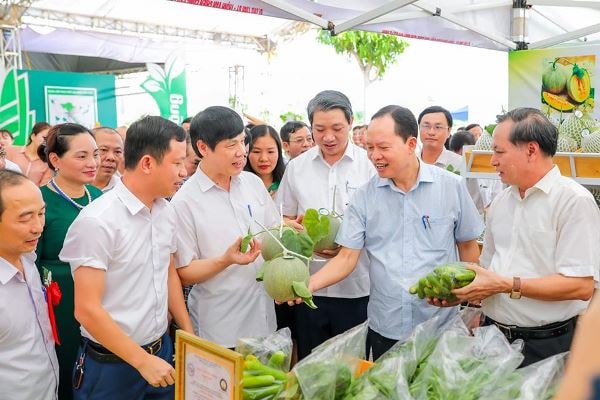 lãnh đạo tỉnh Thanh Hóa thăm gian hàng triển lãm với sản phẩm dưa Taki