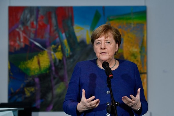 Thủ tướng Đức Angela Merkel đưa ra tuyên bố báo chí trước khi gặp gỡ những người đứng đầu các hiệp hội của nền kinh tế và công đoàn Đức tại Thủ tướng ở Berlin vào ngày 13/3/2020. Ảnh: John MacDougall-AFP