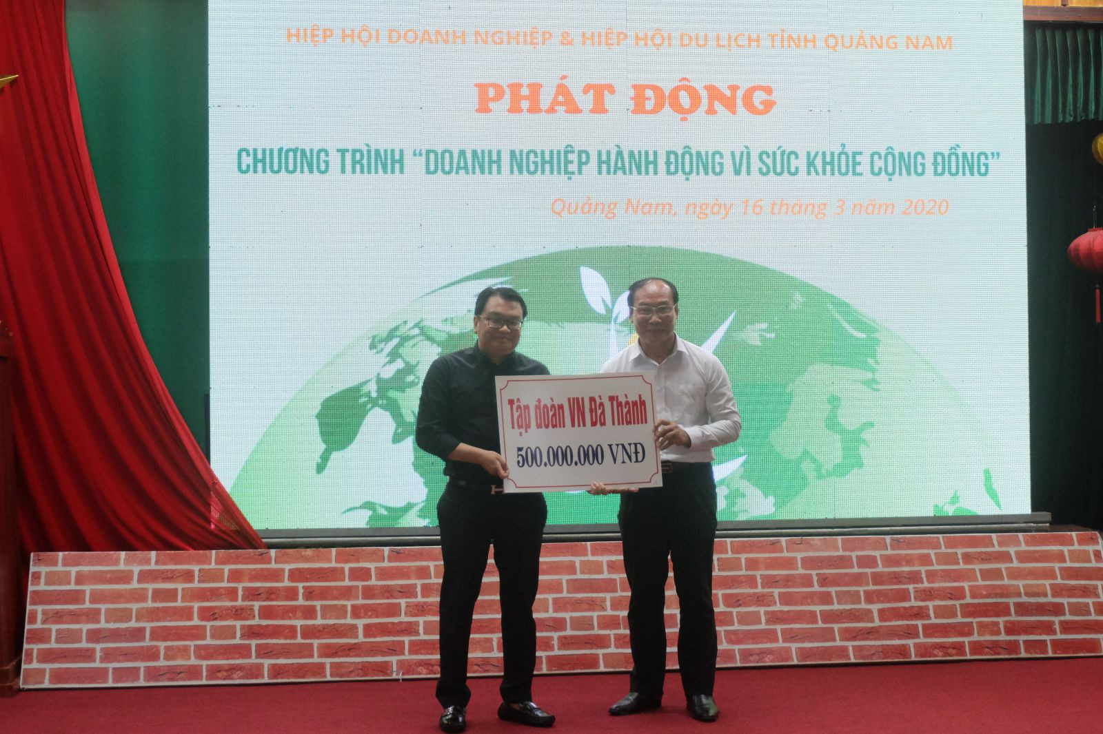 Đại diện các doanh nghiệp hỗ trợ ngăn chặn Covid-19 lây lan.