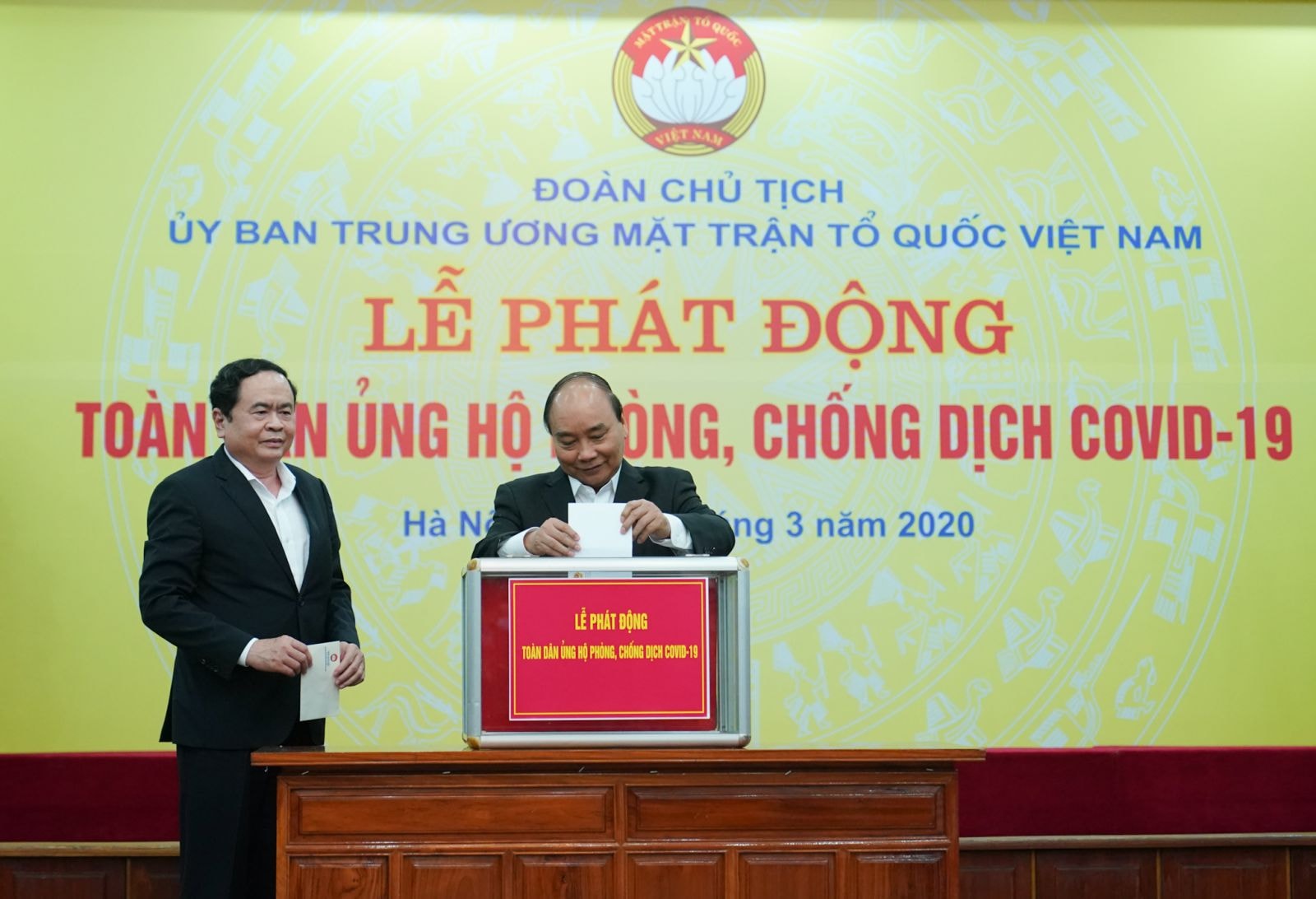 Thủ tướng Nguyễn Xuân Phúc ủng hộ công tác phòng, chống Covid-19.