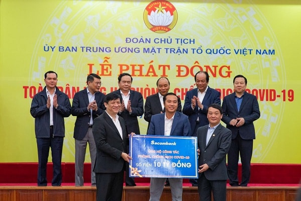 Đại diện Sacombank, ông Nguyễn Xuân Vũ – Thành viên HĐQT trao 10 tỷ đồng ủng hộ công tác phòng chống dịch Covid-19.