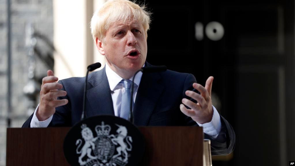 Thủ tướng Boris Johnson trong một cuộc họp báo về COVID-19. Ảnh BBC.