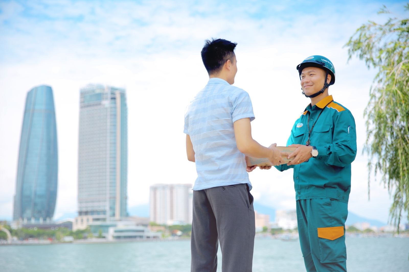 Viettel Post dành 100 tỷ đồng hỗ trợ kinh doanh cho khách hàng trên toàn quốc với chương trình khuyến mãi đến 45% cước chuyển phát tăng thêm đối với dịch vụ chuyển phát và các dịch vụ gia tăng. 