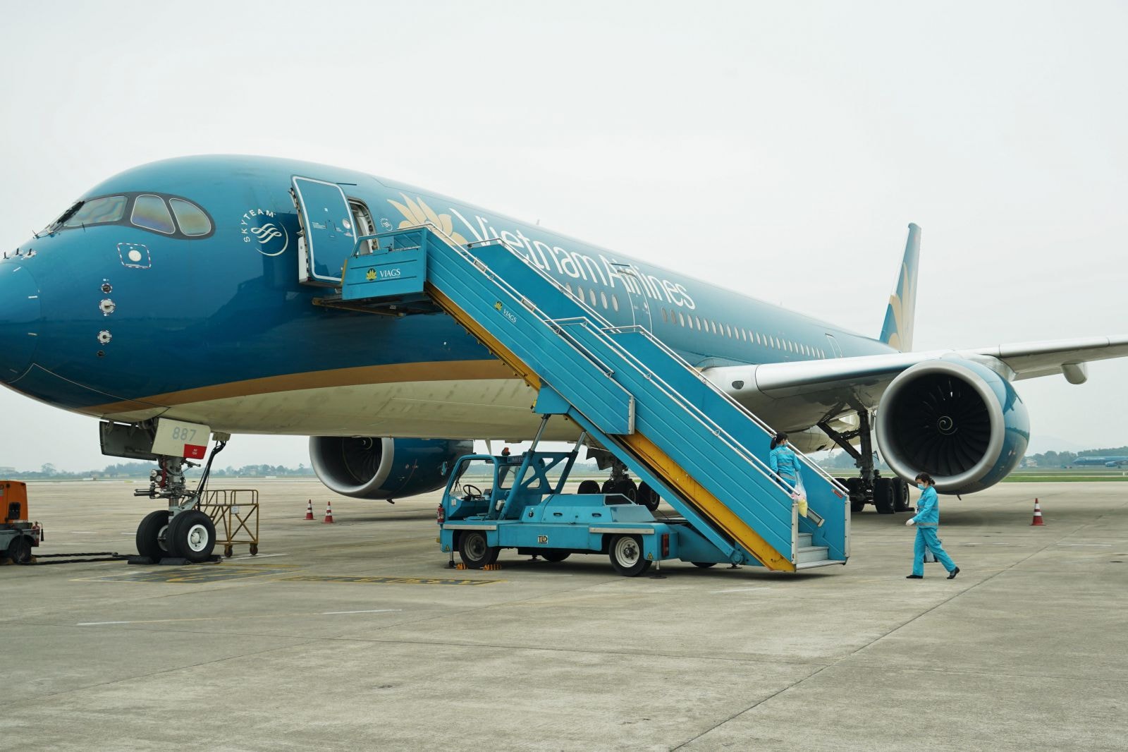 Mỗi ngày Vietnam Airlines vệ sinh hàng chục tàu bay nội địa ngay sau khi hạ cánh. Mỗi tàu bay được vệ sinh khử trùng trong 20-30 phút, tùy độ lớn, trước khi đưa trở lại khai thác.