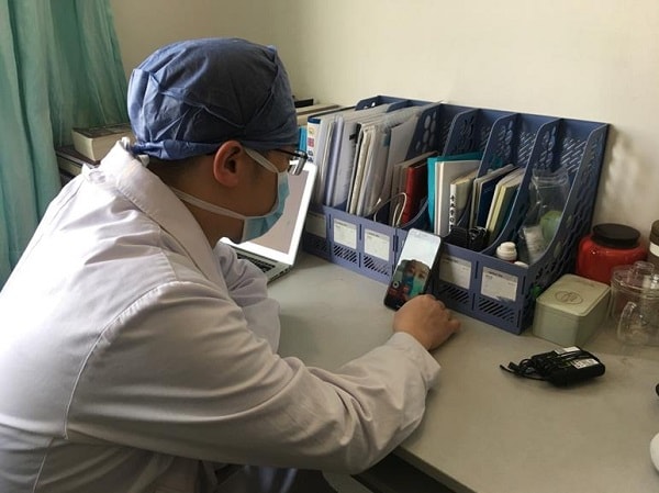Một bác sĩ tại Bắc Kinh đang tiến hành tư vấn trực tuyến cho người bệnh. 