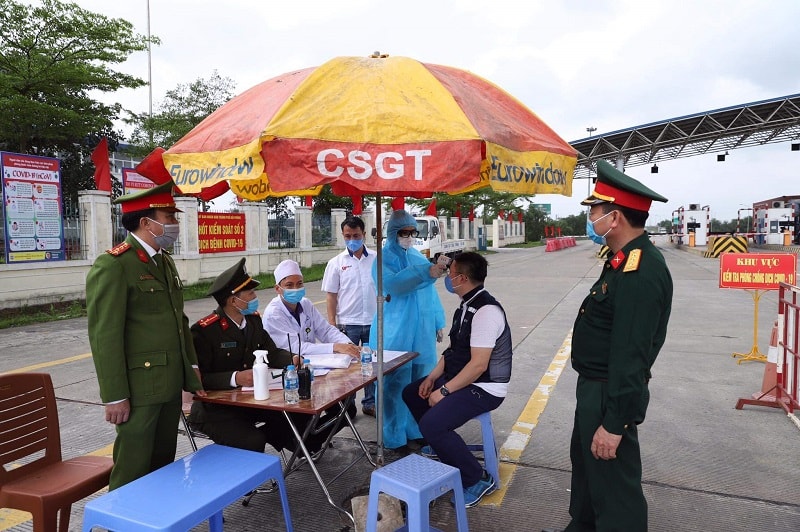 Ngay từ đầu giờ sáng nay (25/3), các lực lượng chức năng đã sẵn sàng mọi hoạt động kiểm soát dịch tại cửa ngõ QL 5. Ảnh: Mai Lâm