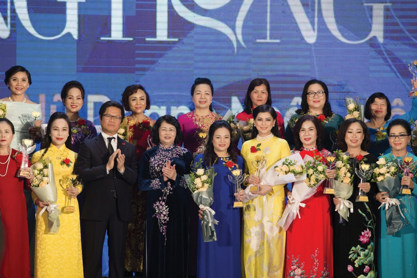 Danh hiệu “Nữ doanh nhân Việt Nam tiêu biểu - Cúp Bông hồng vàng ” năm 2017 do VCCI trao tặng tôn vinh các nữ doanh nhân là lãnh đạo, điều hành doanh nghiệp có thành tích xuất sắc, đóng góp cho kinh tế - xã hội và nâng cao đời sống của người lao động.