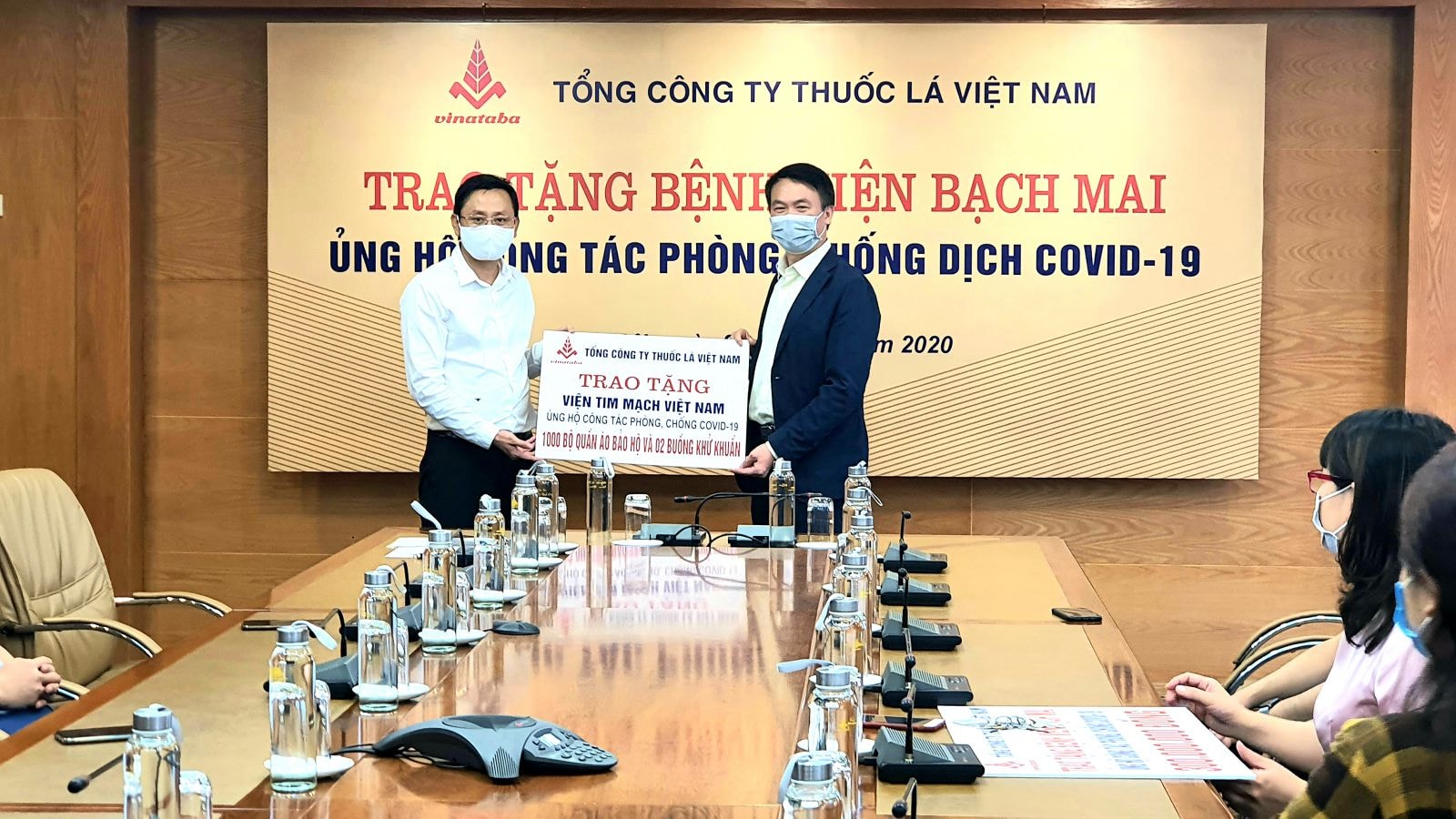 trao tặng bệnh viện và Viện tim mạch