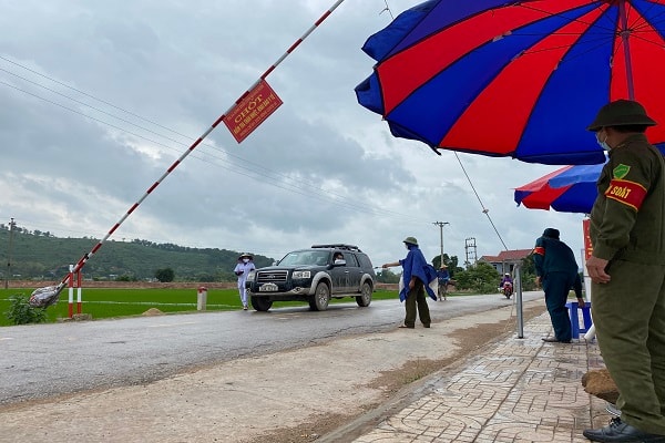 Tất cả thôn, khu trên địa bàn tỉnh Quảng Ninh đều thành lập chốt kiểm soát dịch COVID-19. Ảnh Lê Cường