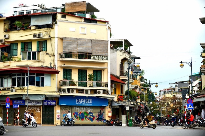 Khu vực Hàng Ngang - Hàng Đào các hàng kinh doanh thời trang đều phải đón cửa.