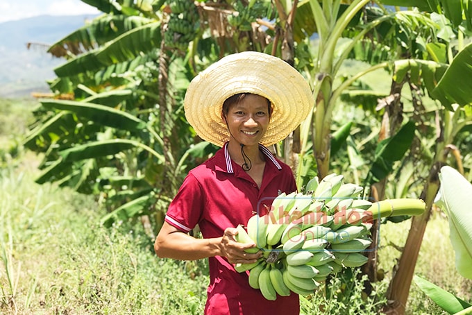 Niềm vui của Đông khi thu hoạch thành quả lao động.