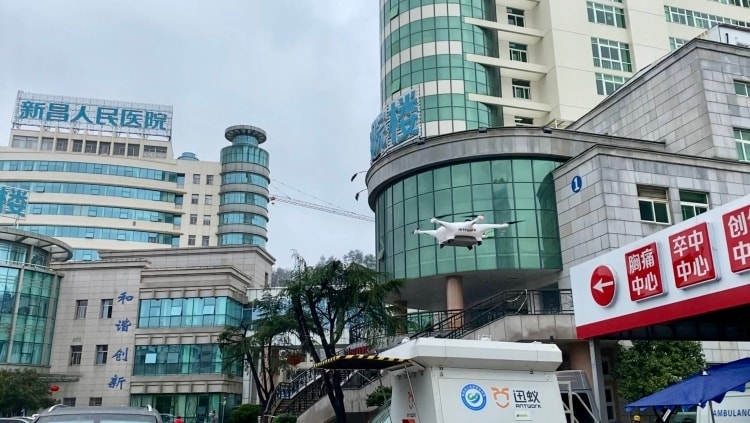 Drone của Antwork thực hiện một chuyến giao các vật tư y tế trong Covid-19.