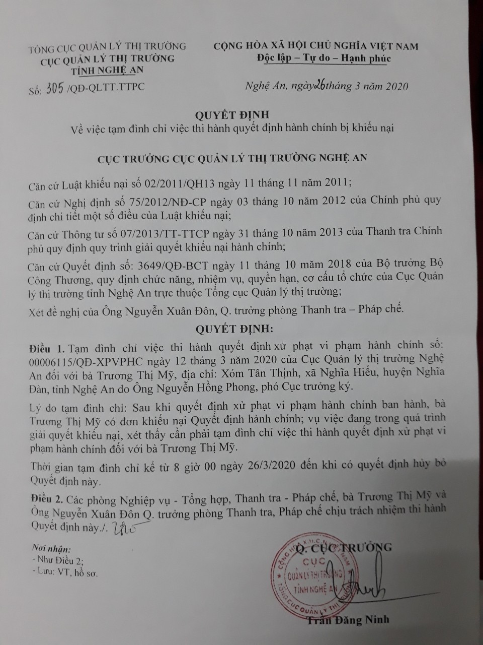 Quyết định về việc tạm đình chỉ việc thi hành quyết định hành chính bị khiếu nại do Quyền Cục trưởng Cục quản lý thị trường tỉnh Nghệ An ký, ban hành