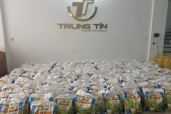 Công ty Địa ốc Trung Tín hỗ trợ hơn 200 bao gạo (loại 10kg) trợ cho người lao động nghèo Công ty Địa ốc Trung Tín hỗ trợ hơn 200 bao gạo (loại 10kg) trợ cho người lao động nghèo