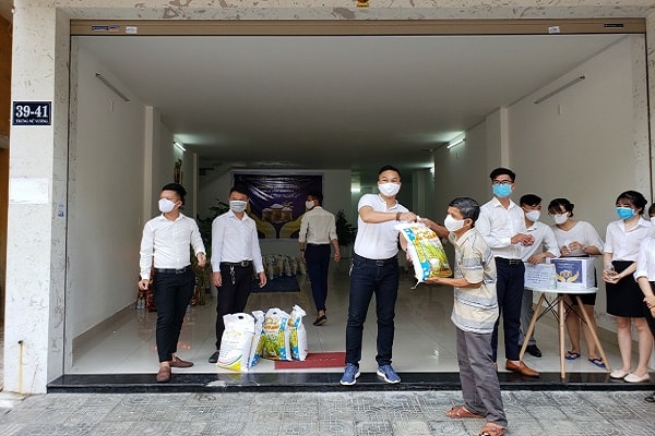 Ông Nguyễn Hà Anh Tuấn, Tổng Giám đốc Công ty Địa ốc Trung Tín trao quà hỗ trợ cho người lao động nghèo