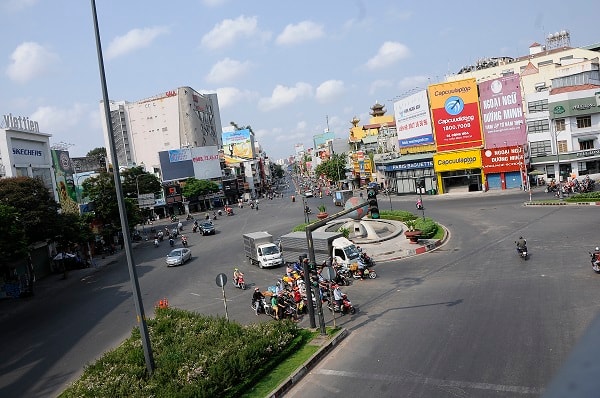 Một góc chụp khác ở Vòng Xoay Lăng Cha Cả, hướng về đường Hoàng Văn Thụ, Quận Tân Bình.