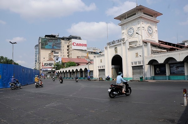 Trước cửa chợ Bến Thành, Q.1, TP. HCM.