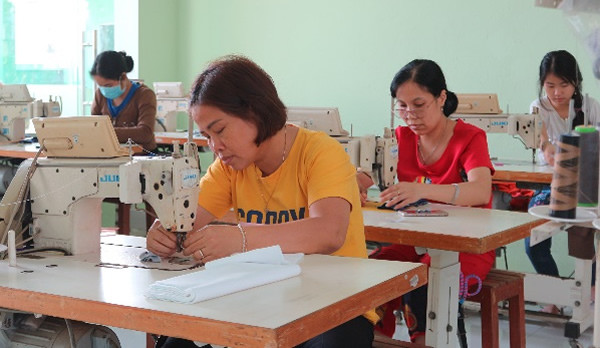 Mọi người tập trung làm việc để những chiếc áo may ra đạt hiệu quả và được thị trường đón nhận.