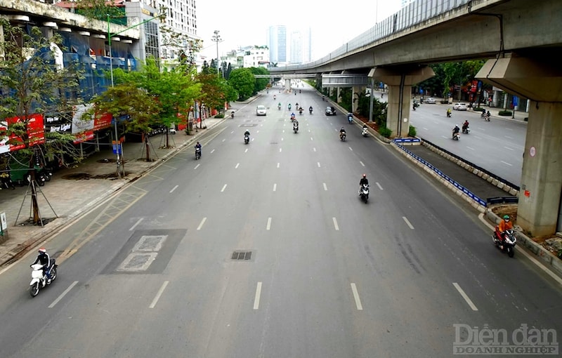 Các tuyến phố của Thủ đô vắng vẻ người qua lại vì đang là ngày toàn quốc thực hiện cách ly theo nguyên tắc cách ly được thực hiện gia đình cách ly với gia đình, thôn bản cách ly với thôn bản, xã cách ly với xã, huyện cách ly với huyện, tỉnh cách ly với tỉnh.
