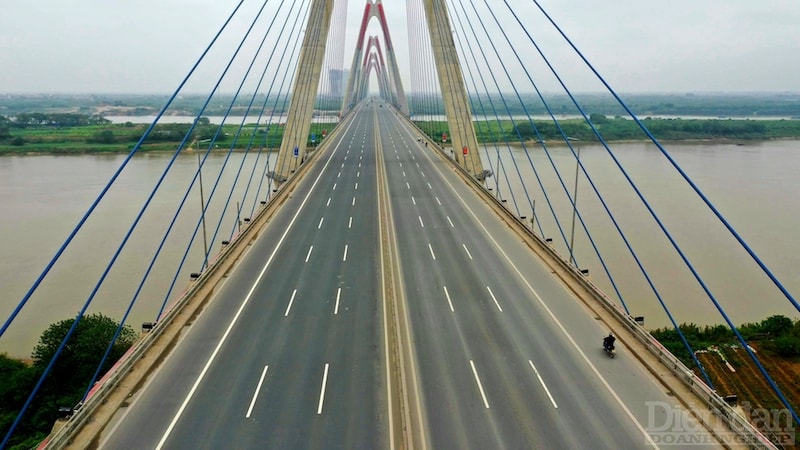 Cầu Nhật Tân một trong những cửa ngõ của Thủ đô cũng không người qua lại.